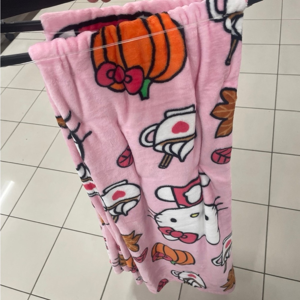 Hello kitty latte throw
